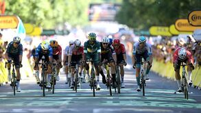 Dylan Groenewegen vence a 6.ª etapa e Pogacar sobrevive aos ventos cruzados