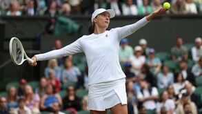 Iga Swiatek avança para a terceira ronda de Wimbledon 