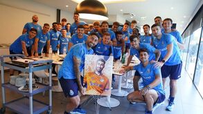 Alan Varela em festa: depois dos calduços houve um quiz a meter Maradona e até presente de aniversário