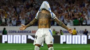 «Meu general», «mereces tudo de bom»: Otamendi elogiado pelos colegas da Argentina