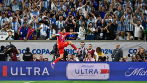 Dibu Martínez salva Argentina frente ao Equador