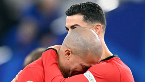 Arrepiante: Pepe não conteve as lágrimas e chorou agarrado a Cristiano Ronaldo após eliminação de Portugal