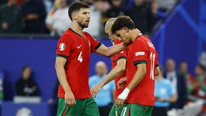 João Félix confortado pelos colegas após falhar penálti frente à França