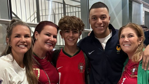 Mbappé tirou fotografia com as irmãs e mãe de Cristiano Ronaldo