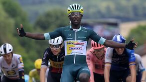 Histórico: Biniam Girmay vence mais uma etapa do Tour