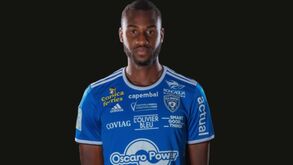 Central Issiar Dramé a caminho do E. Amadora