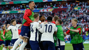 A crónica do Inglaterra-Suíça, 1-1 (5-3, pen.): 'meias' tiradas do fundo da Saka