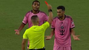 Do primeiro amarelo à expulsão foram... 15 segundos: Busquets perde a cabeça em jogo da da MLS
