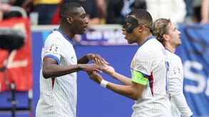 Kolo Muani já experimentou a máscara de Mbappé: «Não se vê realmente nada. Nada»
