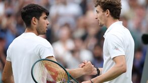 Campeão Carlos Alcaraz  apura-se para os quartos de final de Wimbledon