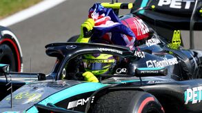 Hamilton quebra jejum de dois anos e meio e regressa aos triunfos na Fórmula 1 em Silverstone