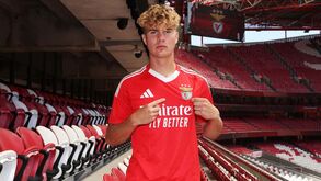 Avançado Karel Mustmaa renova com o Benfica