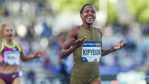 Faith Kipyegon volta a bater o recorde mundial dos 1.500 metros