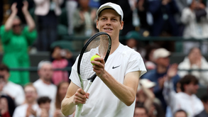 Jannik Sinner apura-se para os quartos de final de Wimbledon
