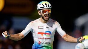 Anthony Turgis vence 9.ª etapa e Pogacar mantém amarela em dia de loucos
