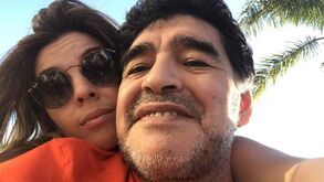 Filha de Maradona foi à bruxa para tentar falar com o pai: «Disse-me coisas que não tinha forma de saber»