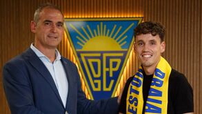 Médio Jandro Orellana é reforço do Estoril e assinou por três temporadas