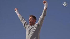 Betis anuncia Adrián ao estilo Rocky Balboa