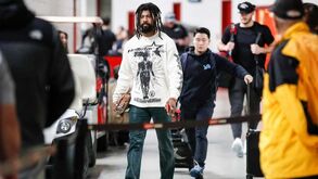 Jogador da NFL acusado de violência doméstica acaba suspenso por oito jogos