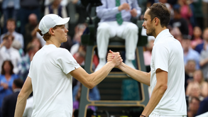 Medvedev vence Sinner e apura-se para as meias-finais em Wimbledon