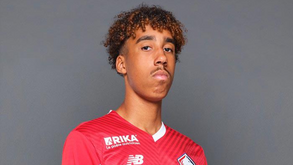 Manchester United tenta desviar Leny Yoro do Real Madrid