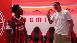 IShowSpeed conhece Ibrahimovic e leva um 'sermão' ao fim... de 5 segundos: «Não é assim que se diz!»