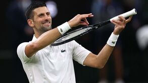 De Minaur lesionado deixa Djokovic nas meias-finais em Wimbledon