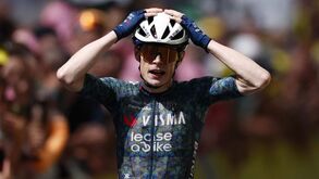 Vingegaard leva a melhor na luta com Pogacar e vence 11.ª etapa do Tour: João Almeida sobe a 5.º da geral