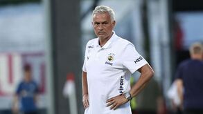 José Mourinho sofre primeira derrota no comando técnico do Fenerbahçe