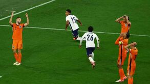 A crónica do Holanda-Inglaterra, 1-2: choque provoca curto-circuito