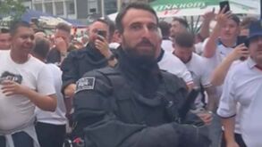 Adeptos ingleses encontram polícia alemão que é a cara de Southgate e cantam: «És o maior»