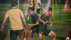 Quem não tem cão... caça com a formação: Flick chama 16 jovens aos treinos do Barcelona