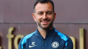 Chelsea oficializa treinador português