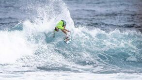 Surfistas em competição nas praias de Torres Vedras por causas solidárias