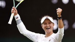 Krejcikova bate Rybakina e junta-se a Paolini na final em Wimbledon