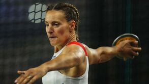 Mélina Robert-Michon e Florent Manaudou levam bandeira da casa na cerimónia de abertura