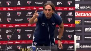 «Estou irritado»: treinador do São Paulo atira-se a jornalista, ao VAR e até se levanta da cadeira
