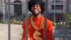 «Vejam como gostei da prisão»: Patrice Evra de algemas e a jogar basquetebol após condenação