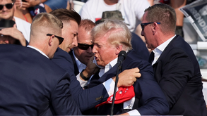 As imagens do momento em que Donald Trump foi protegido pelos Serviços Secretos após tiros num comício