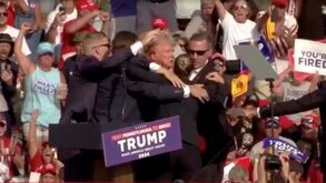 Tiros em comício de Donald Trump: candidato presidencial retirado do palco com sangue na orelha