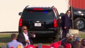 Os instantes que se seguiram à intervenção dos Serviços Secretos em comício de Trump