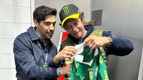 Abel Ferreira ofereceu camisola do Palmeiras a Valentino Rossi
