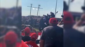 O ataque a Donald Trump filmado da parte de trás do palco do comício