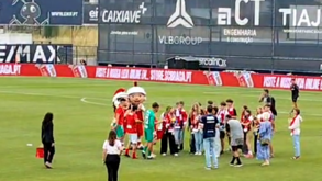 Sp. Braga oferece camisola a crianças ucranianas que assistiram ao jogo com o Anderlecht