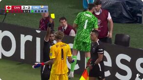 Insólito: guarda-redes canadiano vê amarelo por... esconder garrafa de água do adversário
