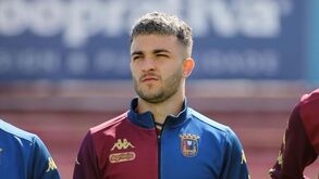 Jonny Arriba perto da saída do Torreense
