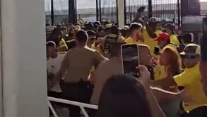 Organização da Copa América volta a falhar: colombianos entram no estádio sem bilhete e gera-se o caos