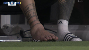 Arrepiante: Lionel Messi lesionou-se e ficou com o tornozelo direito neste estado