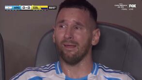 Totalmente desolado: Messi desaba em lágrimas após sair lesionado na final da Copa América