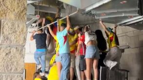 Adeptos tentam entrar na final da Copa América pelo sistema de ventilação do estádio